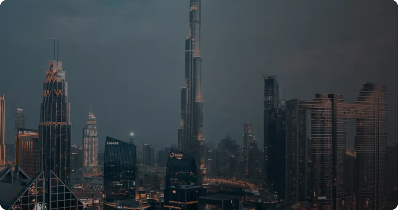 Dubai skyline met Burj Khalifa bij nacht, moderne architectuur.