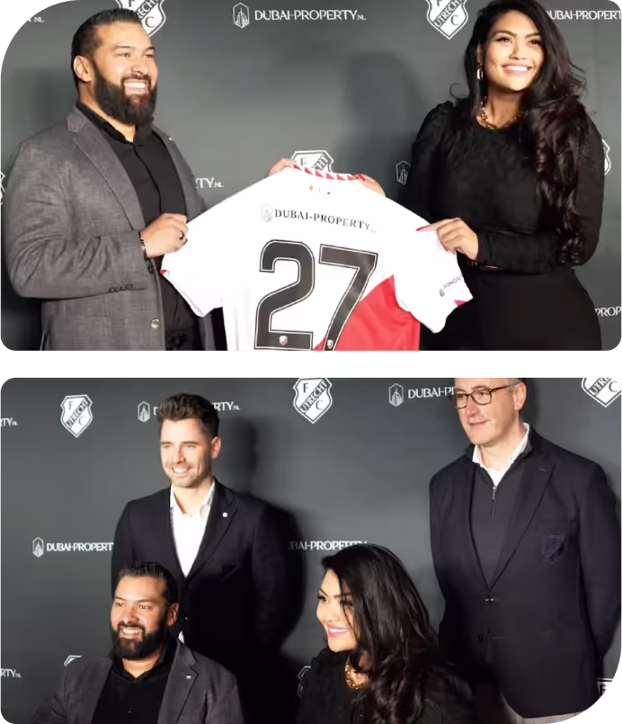 Mensen poseren met gesponsord voetbalshirt nummer 27, evenement bij FC Utrecht.